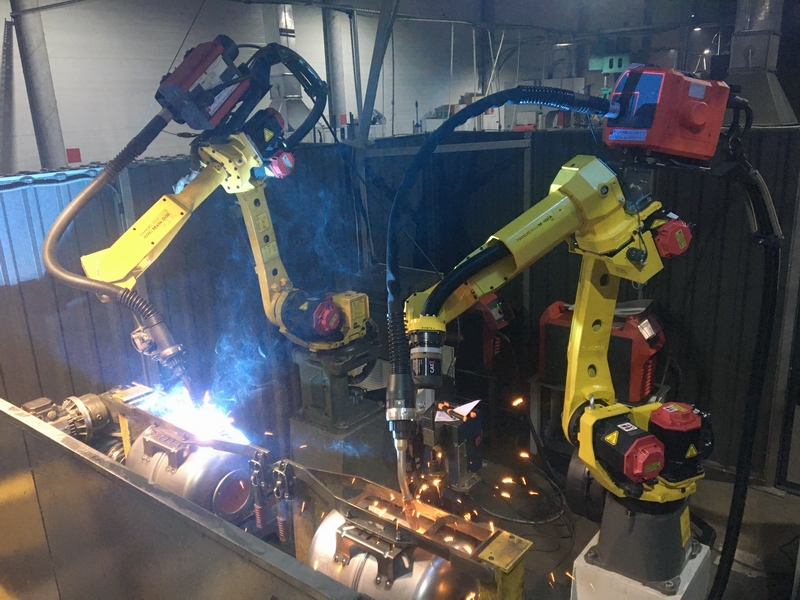 Робототехнологический комплекс РК754-2 для МИГ-сварки малогабаритных изделий одновременно двумя роботами